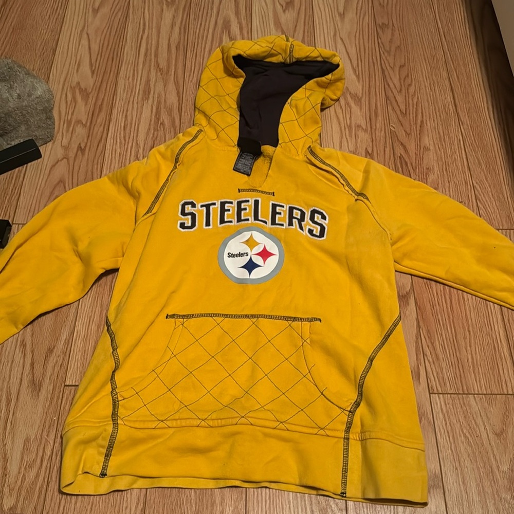Women’s Steelers hoodie, looks nice and clean